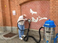 Graffitientfernung an Denkmalgeschu  tzter Klinkerwand